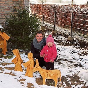 „Die hat mein Opa geschnitzt!“ Pia Cremer und Tochter Lisa mit ihrer Krippe im Vorgarten.