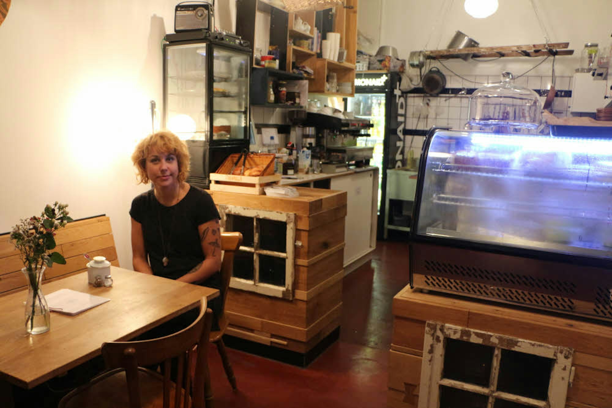 Die Pariserin Aline Radermacher hat sich an der Venloer Straße den Traum von einem Café erfüllt.