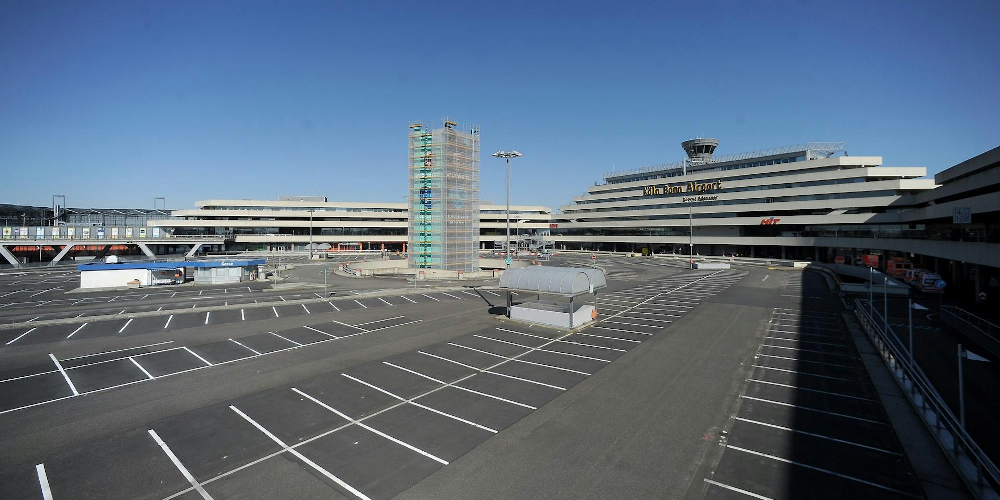 Die Parkplätze sind leer. Der Flughafen Köln/Bonn gleicht einer Geisterstadt.