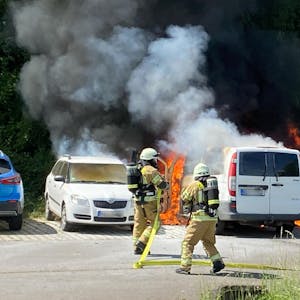 Die Einsatzkräfte hatten das Feuer binnen 20 Minuten gelöscht. Drei Fahrzeuge wurden zerstört.