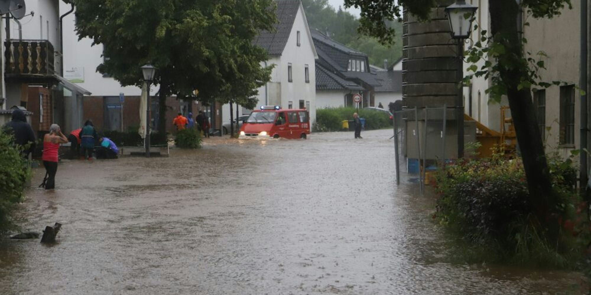 In den Orten, wie hier in Nettersheim, entwickelten sich die Straßen am 14. Juli zu Seen.
