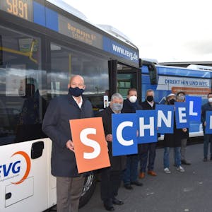 Vertreter von REVG, Kreis, NVR und aus der Politik stellten die neuen Schnellbuslinien vor.