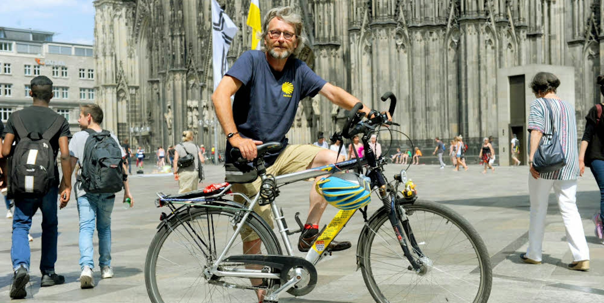 Der 66-Jährige am Ausgangspunkt der Fahrt vor dem Kölner Dom