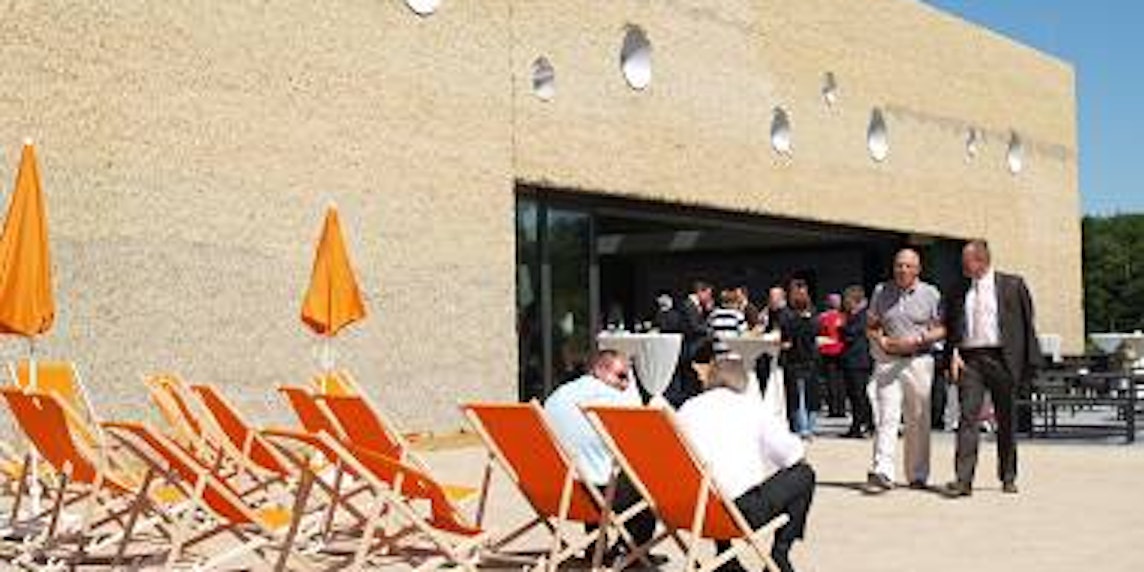 Viele Gäste aus Politik und Wirtschaft kamen zur Einweihung des Forums. So mancher nahm schon ein Sonnenbad auf der Terrasse. (Bilder: Wonnemann)