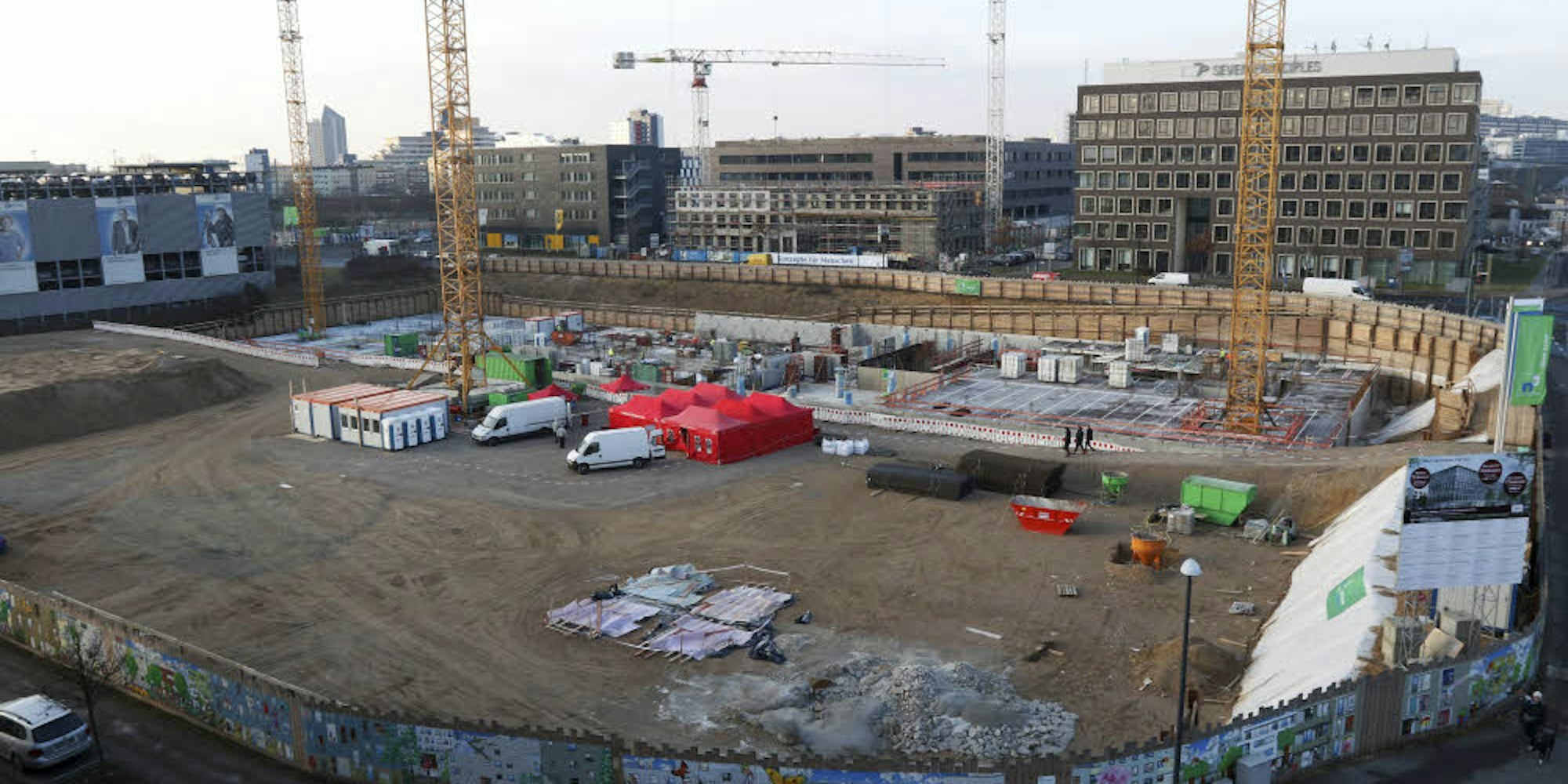 Das Baufeld für die künftigen Gebäude ist bereits abgesteckt. Bis zu 30 Meter hohe Kräne stehen auf dem Gelände.