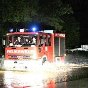 Auch zahlreiche Straßen wurden bei dem Hochwasser Mitte Juli überschwemmt, so wie hier in Lindlar-Hommerich.
