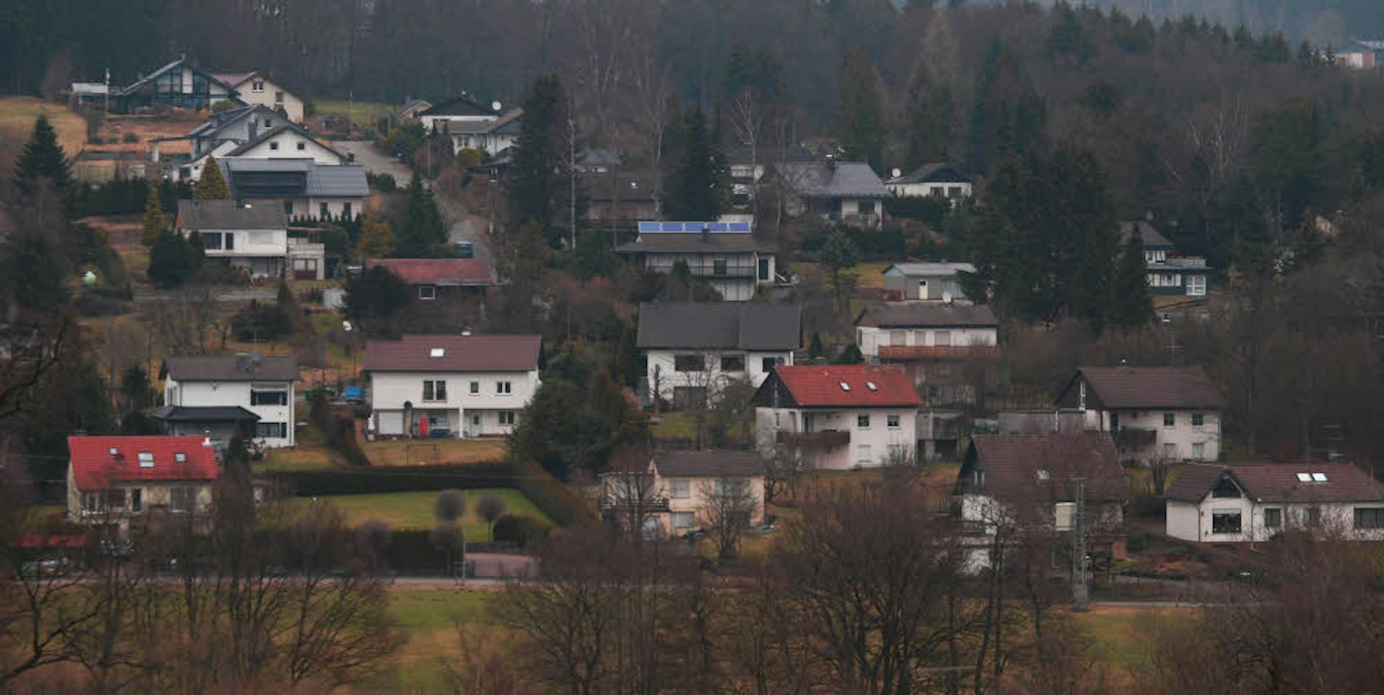 Der Rechtsstreit um das Dauerwohnen am Wernscheider Berg geht weiter, jetzt vor dem Verwaltungsgericht.