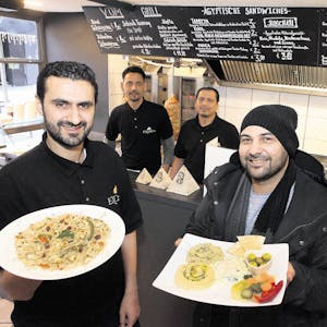 Sein Restaurant „Exodus“ betreibt Inhaber Kaan Candan (r.) mit (v. l.) Nima Firouzi, Mudasser Shah und Qadeer Shah. Die Speisen im Vordergrund: vegetarisches Kabsa (l.) und „Mezze“ (Vorspeisen).