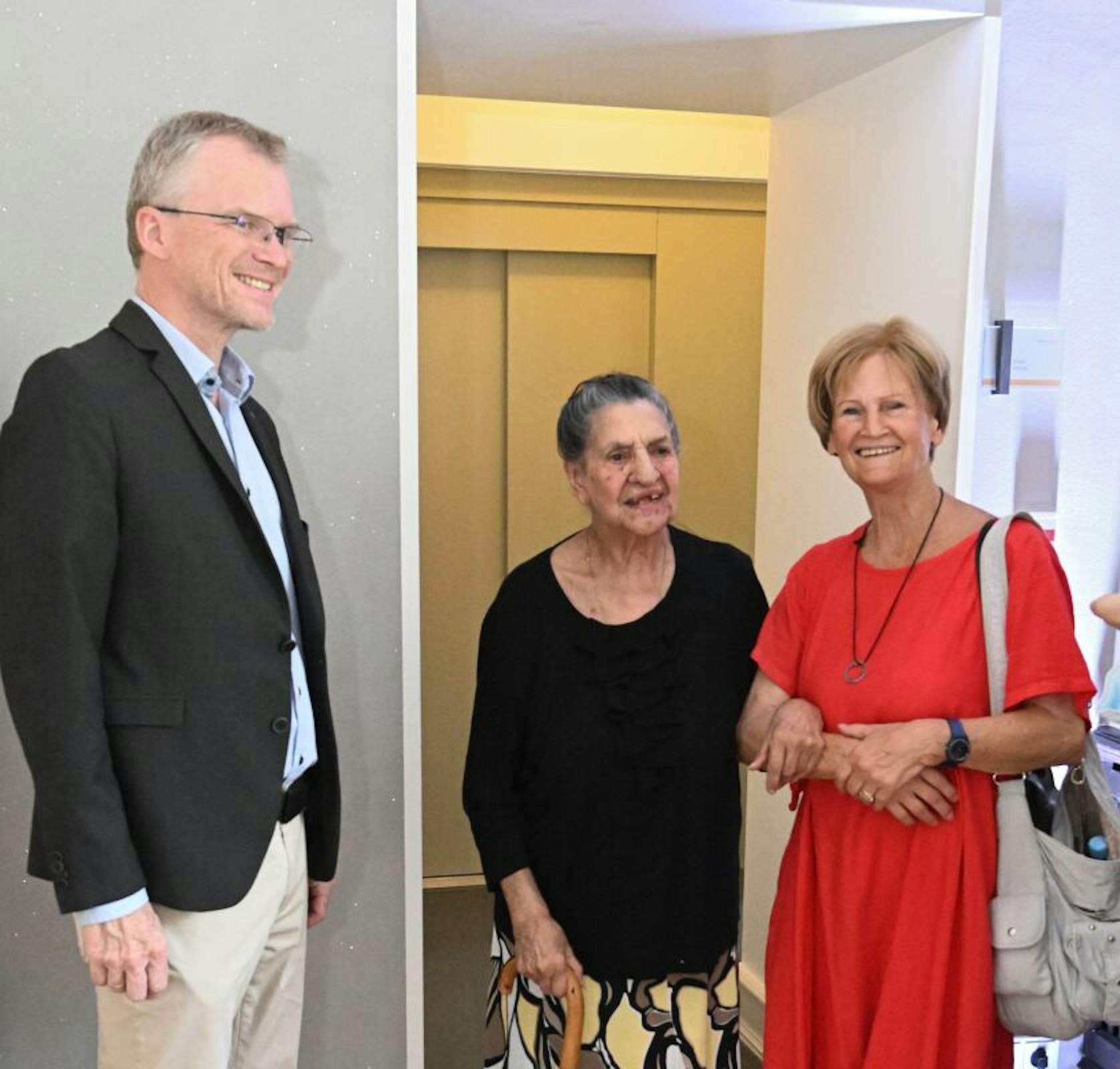 Bergisch Gladbachs Bürgermeister Frank Stein gratulierte Philomena Franz (M.), begleitet von Barbara Brauner, im Namen der Stadt.