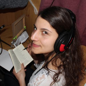 Der Kleiderschrank sorgt für eine gute Akustik: Die Brühlerin Larissa Niesen (24) nimmt einen Podcast auf.