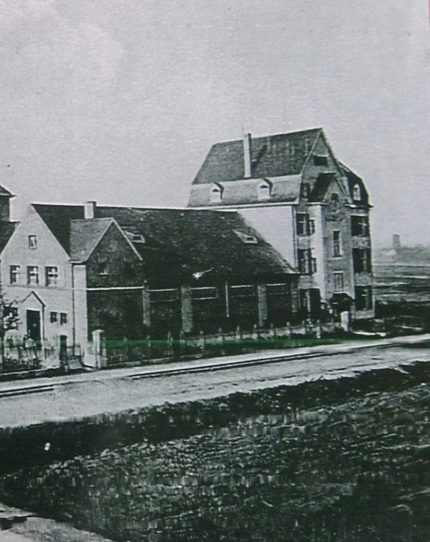Heute ist das Haus an der Kyllburger Straße 3 baufällig. Anfang des 20. Jahrhunderts, als es gebaut wurde, war es eine Einrichtung nach den modernsten Standards. Später erhielt das Gebäude noch einen Anbau.