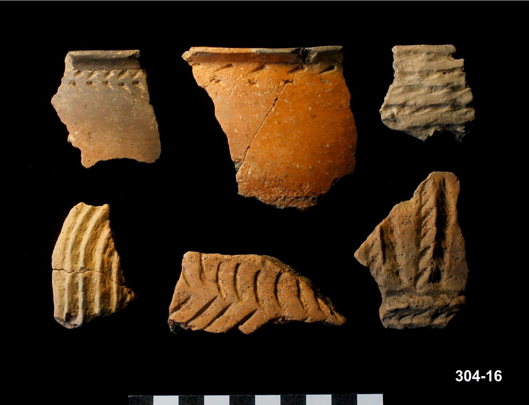 Spätbronzezeitliche Befunde: Die sehr fein gearbeitete Keramik deutet auf das neunte Jahrhundert, vielleicht sogar auf den Übergang zum achten Jahrhundert vor Christus hin.