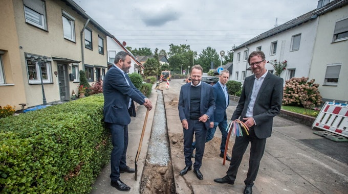 Ulrik Dietzler (EVL), Oberbürgermeister Uwe Richrath, Richard Bulka (ArteneKom) und Claus van der Velden (NetCologne) am „Tatort“ der Glasfaserverlegung im Michaelsweg.