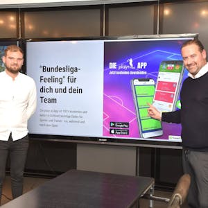Daniel Zippel (r.) und Emil Pollmann stellen die Profi-App für Amteurfußball-Vereine vor.