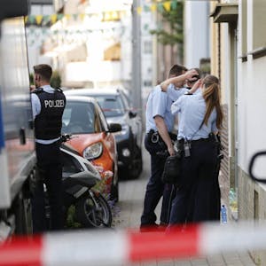 Abgesperrt: Polizisten sicherten den Eingang des Mehrfamilienhauses an der Pützlachstraße.