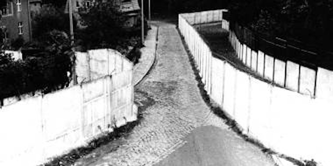 Ein Katzensprung: Die engste Stelle der DDR befand sich in Klein-Glienicke. (Bild: Stiftung Berliner Mauer)