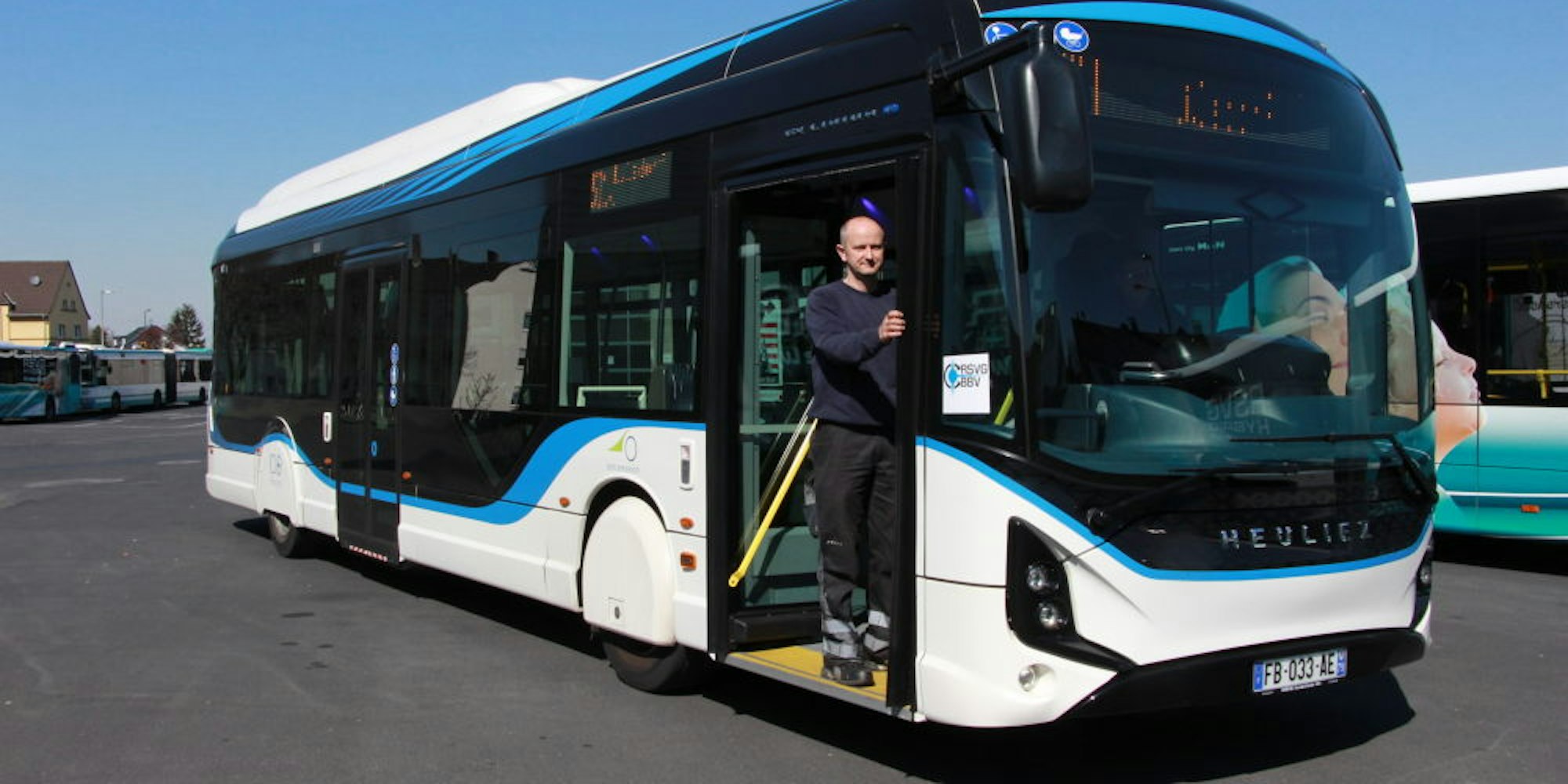 Auch Werkstattleiter Uwe Dresbach hat sich das Testfahrzeug gut angeschaut. Er zeigt sich mit der Verarbeitung des Busses zufrieden.