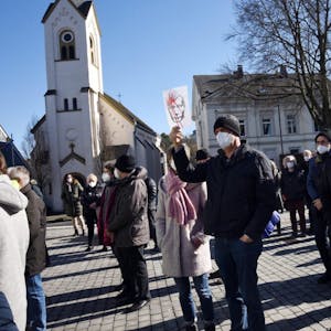 Mit ukrainischen Fahnen und Transparenten protestieren die Menschen gegen den Krieg in der Ukraine.