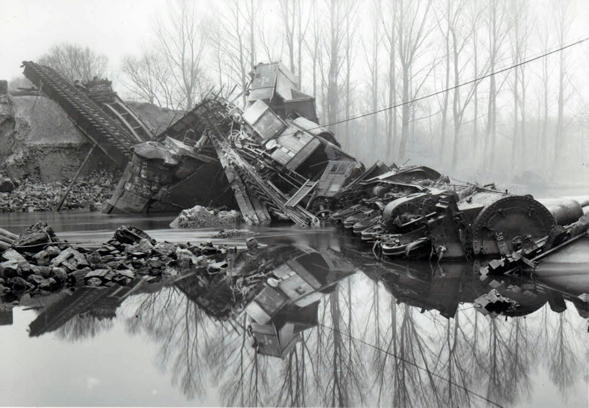 13 Monate lang lag die Dampflok 1946/47 nach einem Brückeneinsturz bei Opladen in der Wupper, ehe sie geborgen werden konnte.