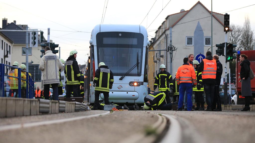 Rettungskräfte stehen vor einer Straßenbahn in Bochum