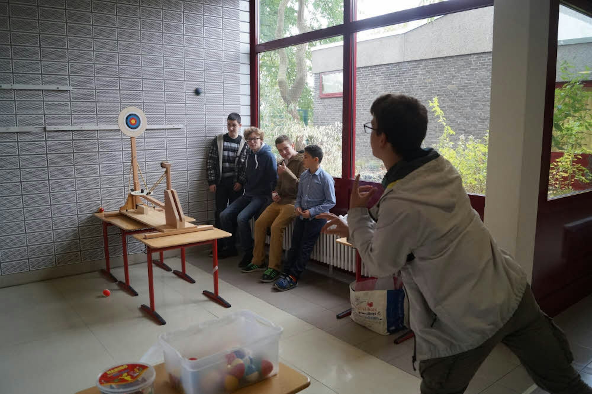 Die alten und neuen Schüler der Martinusschule hatten viel Spaß mit der Schokokuss-Wurfmaschine.