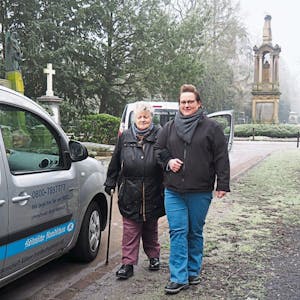 Seit Oktober ist Josephine Dau (r.) als Fahrerin für den Verein Senioren-Servicedienste Köln im Einsatz. Sie begleitet Senioren zu den Gräbern ihrer Angehörigen.