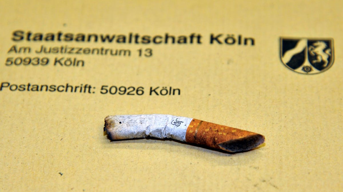Diese Kippe der Marke „John Player & Son“ lag am Tatort, wo Anke Schäfer erstochen wurde. Ermittler schnitten den Filter an, um DNA zu sichern.