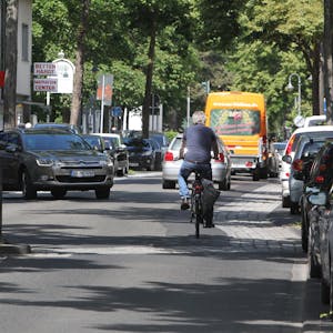 Nicht leicht haben es Fahrradfahrer auf der viel befahrenen und engen Frankfurter Straße im Hennefer Ortskern.