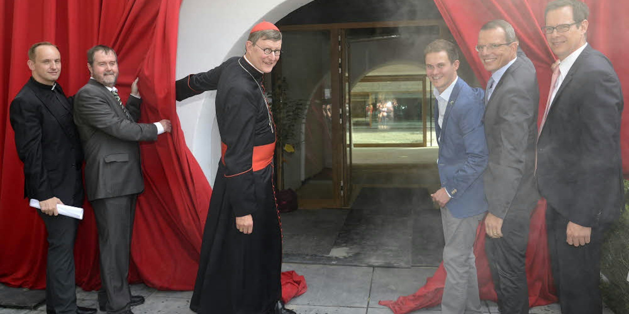 Der Vorhang fiel nicht, er wurde aufgezogen: Mit einigem Weihrauch wurde Haus Altenberg von Kardinal Woelki wiedereröffnet.