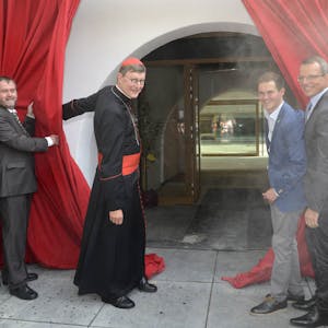 Der Vorhang fiel nicht, er wurde aufgezogen: Mit einigem Weihrauch wurde Haus Altenberg von Kardinal Woelki wiedereröffnet.