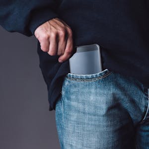 Smartphone in der Jeans Getty Images
