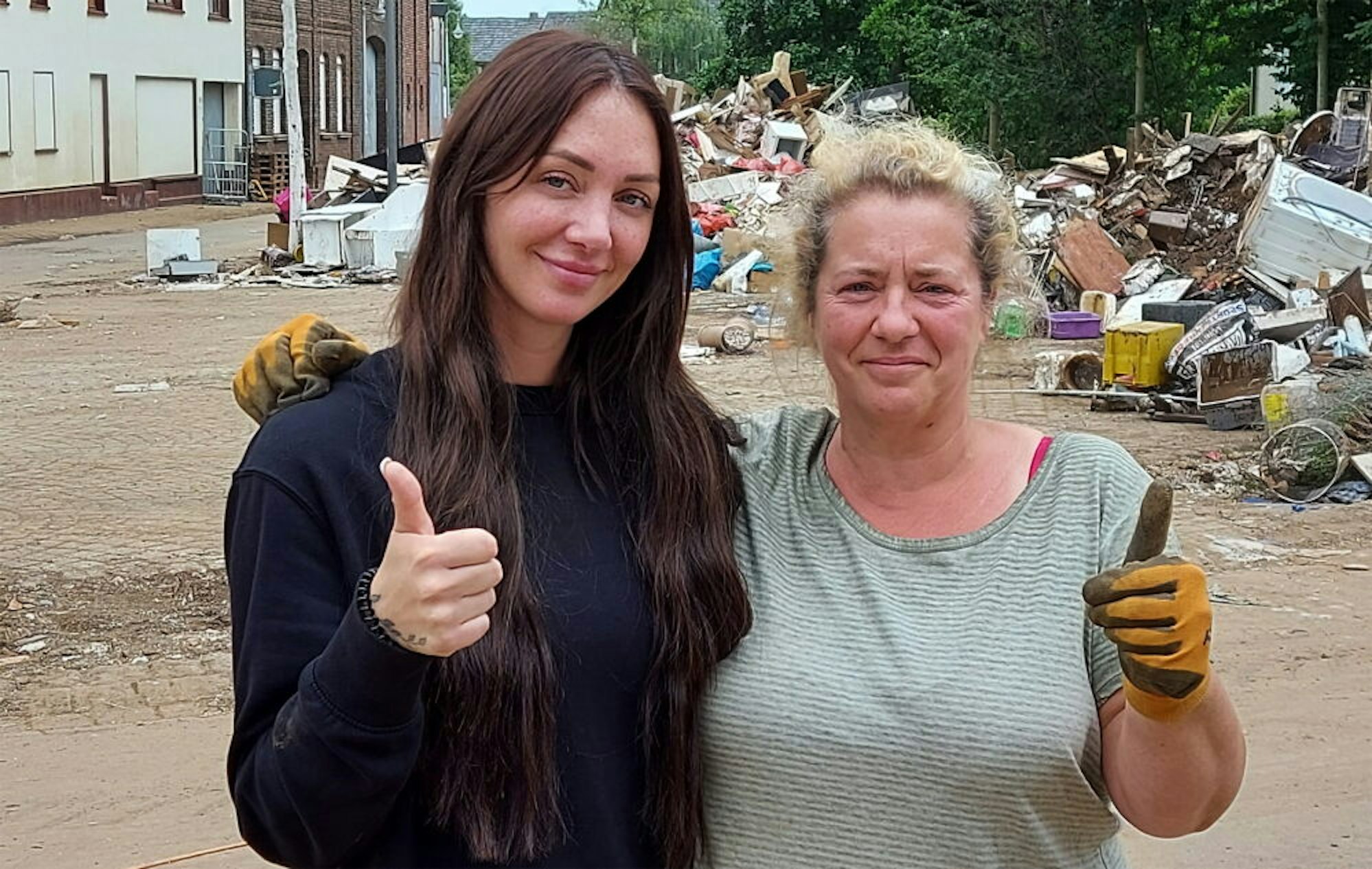 12000 Euro sammelte Larissa Loet (r.) für Nachbarin Flora Geppert.