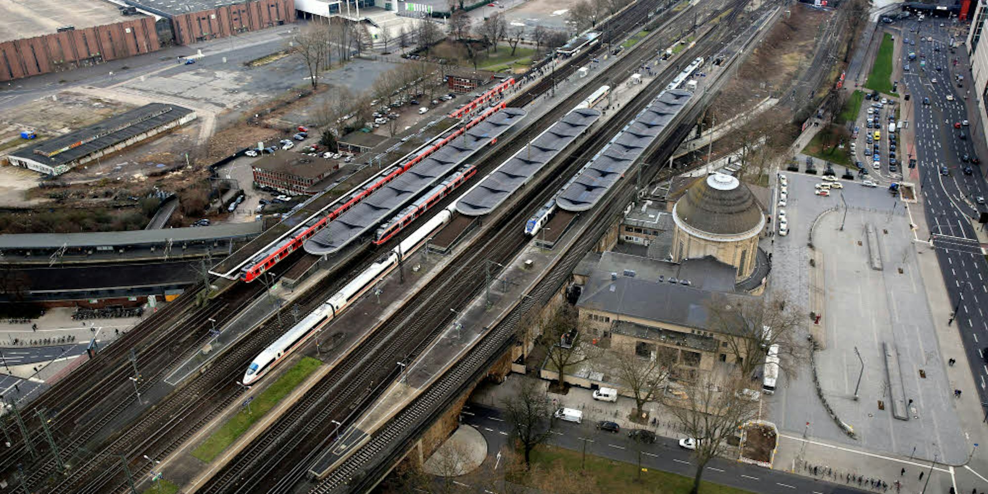 Links sind die ICE-Gleise von Deutz-Tief zu sehen, in der Mitte die Trasse Richtung Hauptbahnhof, rechts das Bahnhofsgebäude.