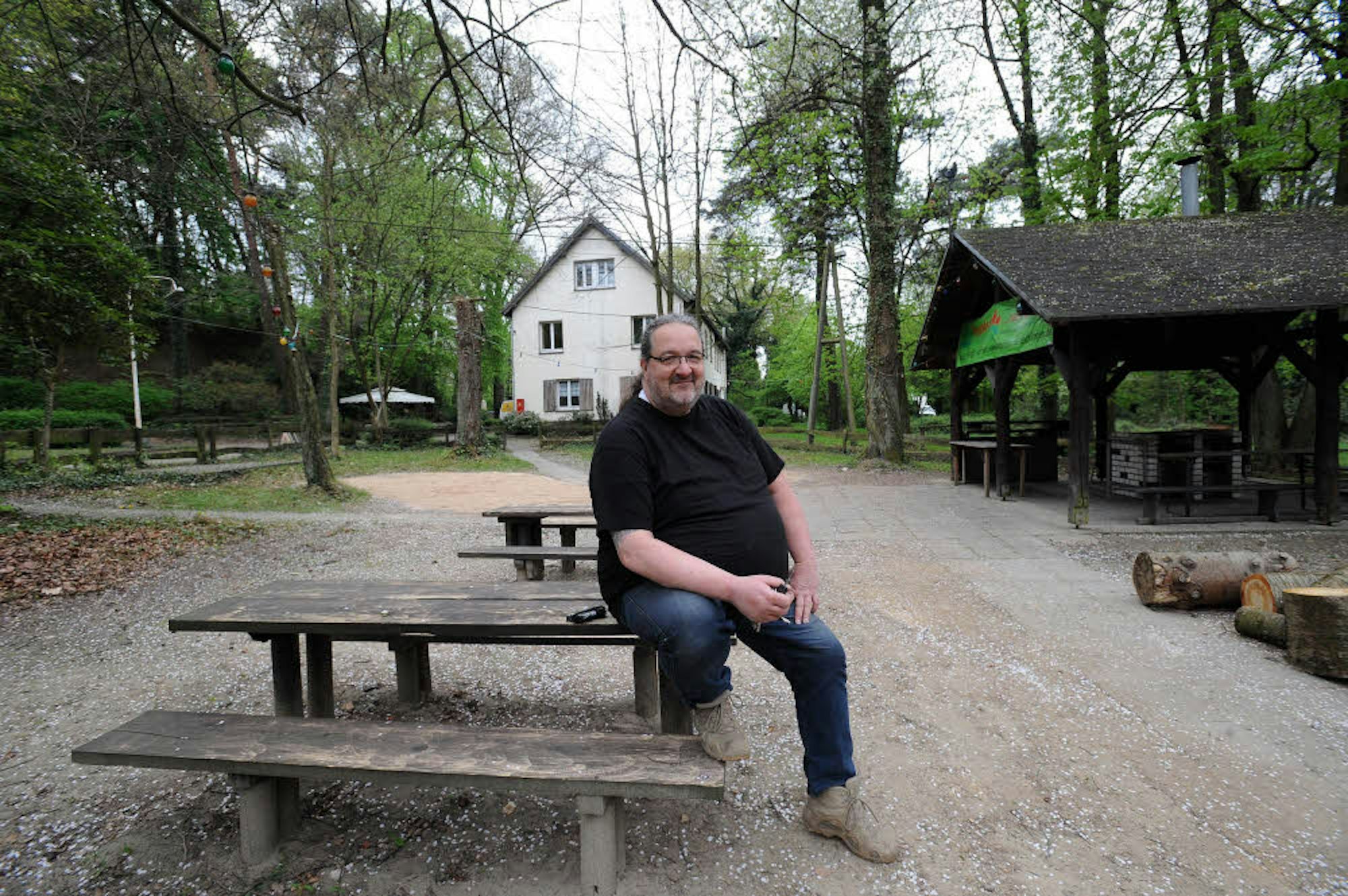 Reinhold Pupka, der neue Vorsitzende der Leichlinger Naturfreunde, ist auch mit der Renovierung der Grillhütte beschäftigt.