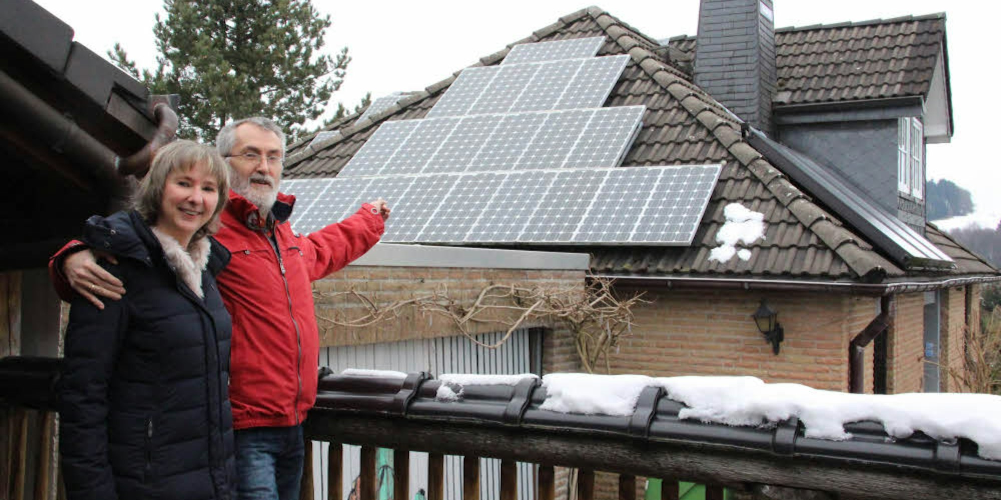Das Ehepaar Manfred und Birgit Blumberg vor ihrem Haus in Wipperfeld, auf das sie vor 20 Jahren die zweite Photovoltaikanlage der Region bauen ließen.