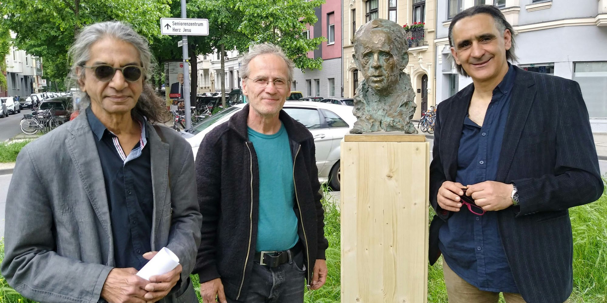 Die Büste von Böll soll an der Teutoburger Straße stehen. Dafür setzen sich ein: Niteen Gupte, Thomas Eichert und Oliver Graine.