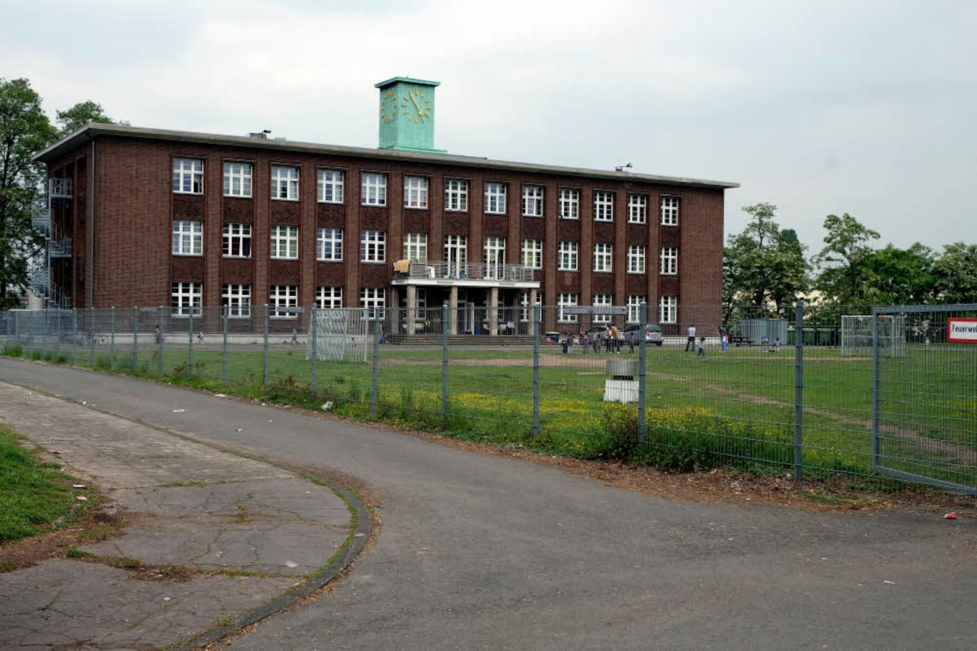 Das ehemalige Verwaltungsgebäude an der Neusser Landstraße wird zurzeit als Flüchtlingsunterkunft genutzt.
