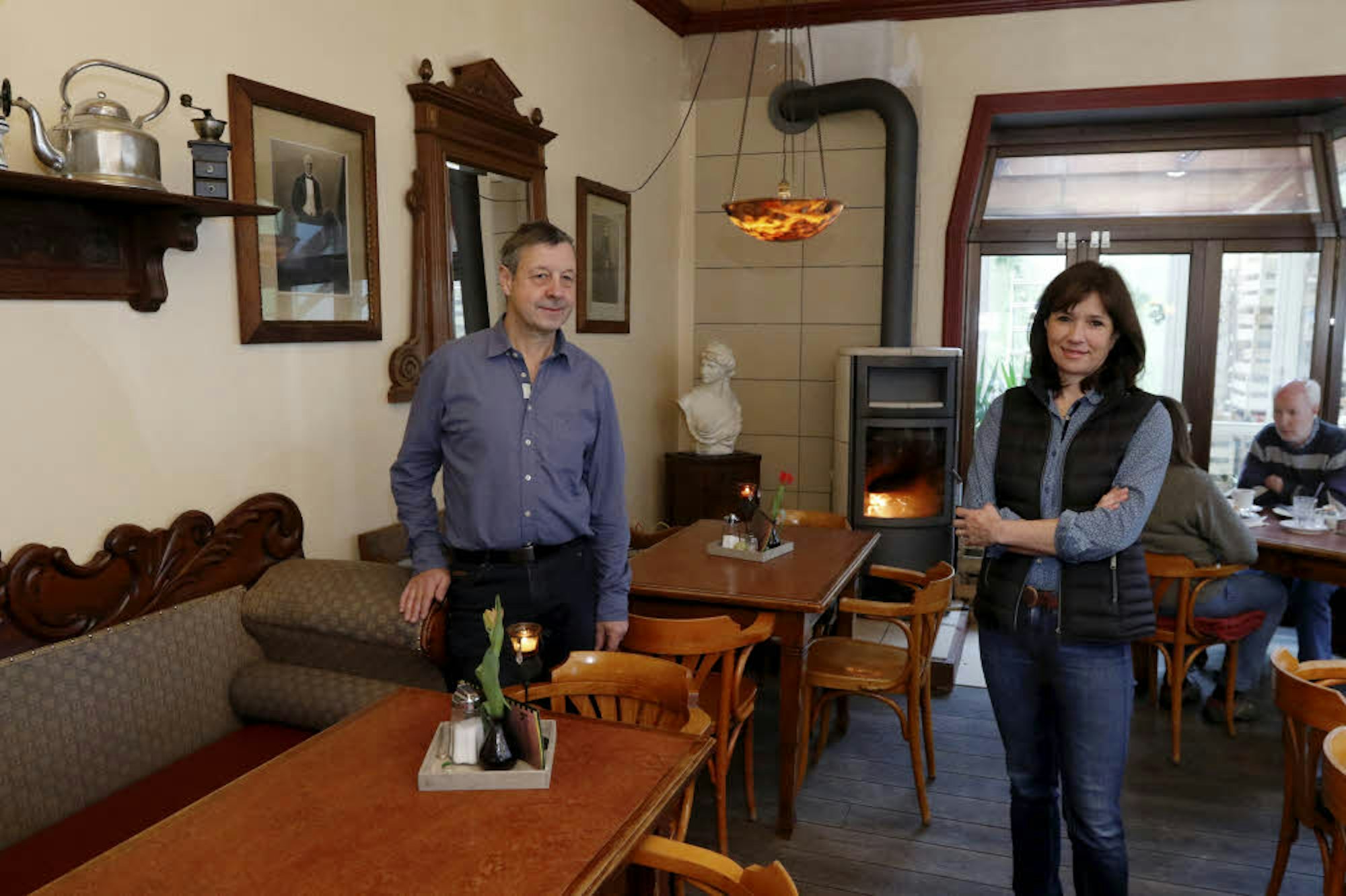 Franz und Ingrid Lauer legen im Café Kommödchen großen Wert auf Gemütlichkeit – darum auch der Kamin.