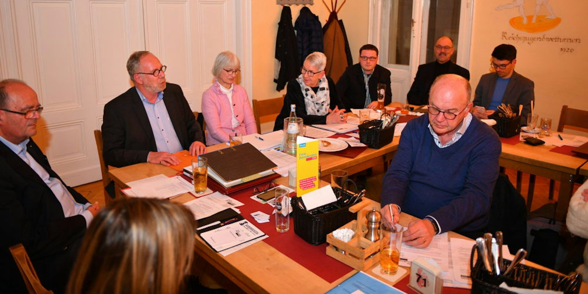 Thomas Hein (l.) hat sich am Abend bei der FDP vorgestellt. Am Ende stimmte die Mehrheit der anwesenden Mitglieder dafür, keinen Kandidaten bei der Bürgermeisterwahl zu unterstützen.