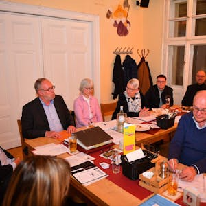 Thomas Hein (l.) hat sich am Abend bei der FDP vorgestellt. Am Ende stimmte die Mehrheit der anwesenden Mitglieder dafür, keinen Kandidaten bei der Bürgermeisterwahl zu unterstützen.
