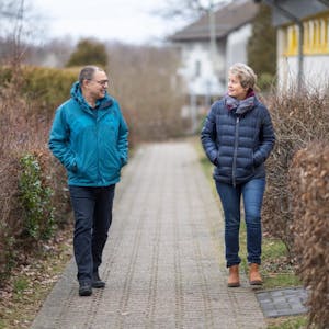 Am „Haus für Alle“ im Waldbröler Stadtteil Isengarten beginnt Claudia Kunczik meist ihre Spaziergänge mit den Ratsuchenden (Situation gestellt).