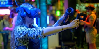 Eine Besucherin testet eine VR-Brille. (Archivbild)