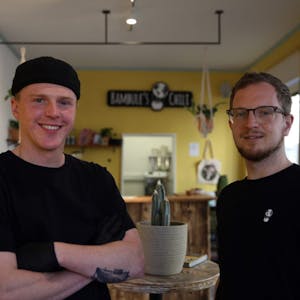 Chili-Experten: Lukas Heimbach (l.) und Jacques Weis in ihrem ersten eigenen Laden. 