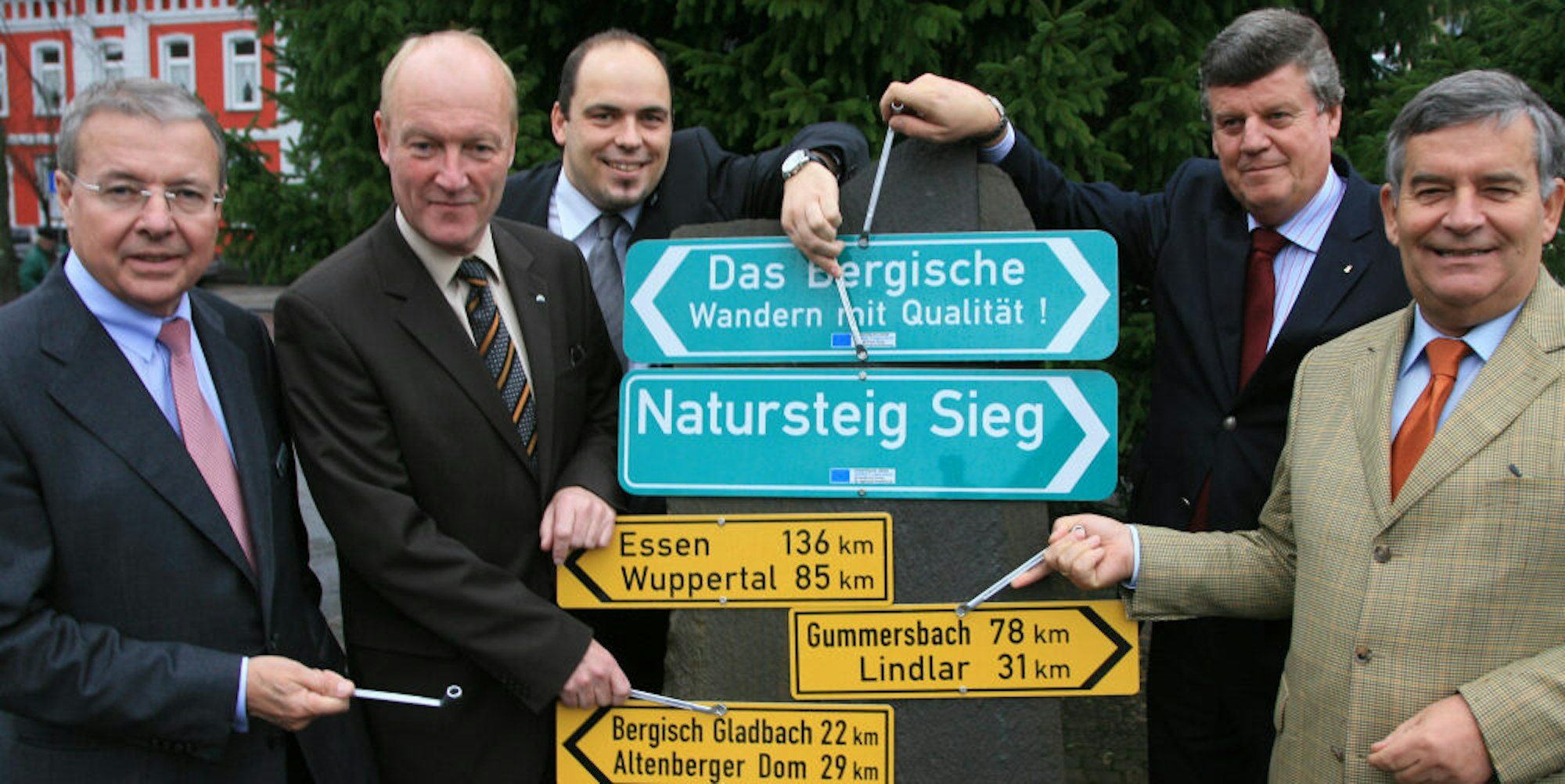 2009 übergibt Hans Peter Lindlar (2.v.r.) die Förderbescheide für Bergisches Wanderland und Natursteig Sieg in Overath an (v.l.) ​Landrat Frithjof Kühn (Rhein-Sieg), Landrat Rolf Menzel (Rhein-Berg), Mathias Derlin, Bürgermeister Andreas Heider, Landrat Hagen Jobi (Oberberg).