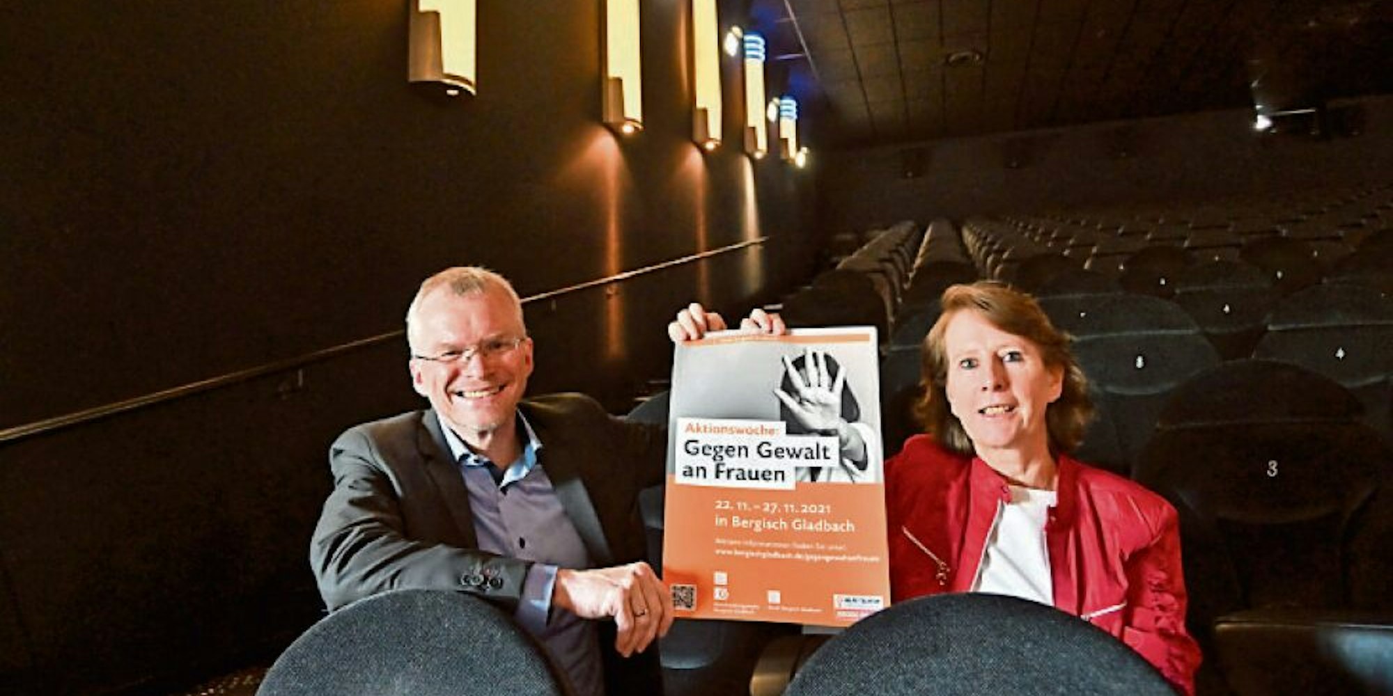 Gleichstellungsbeauftragte Judith Klaßen und Bürgermeister Frank Stein präsentierten im Cineplex-Kino das Programm.