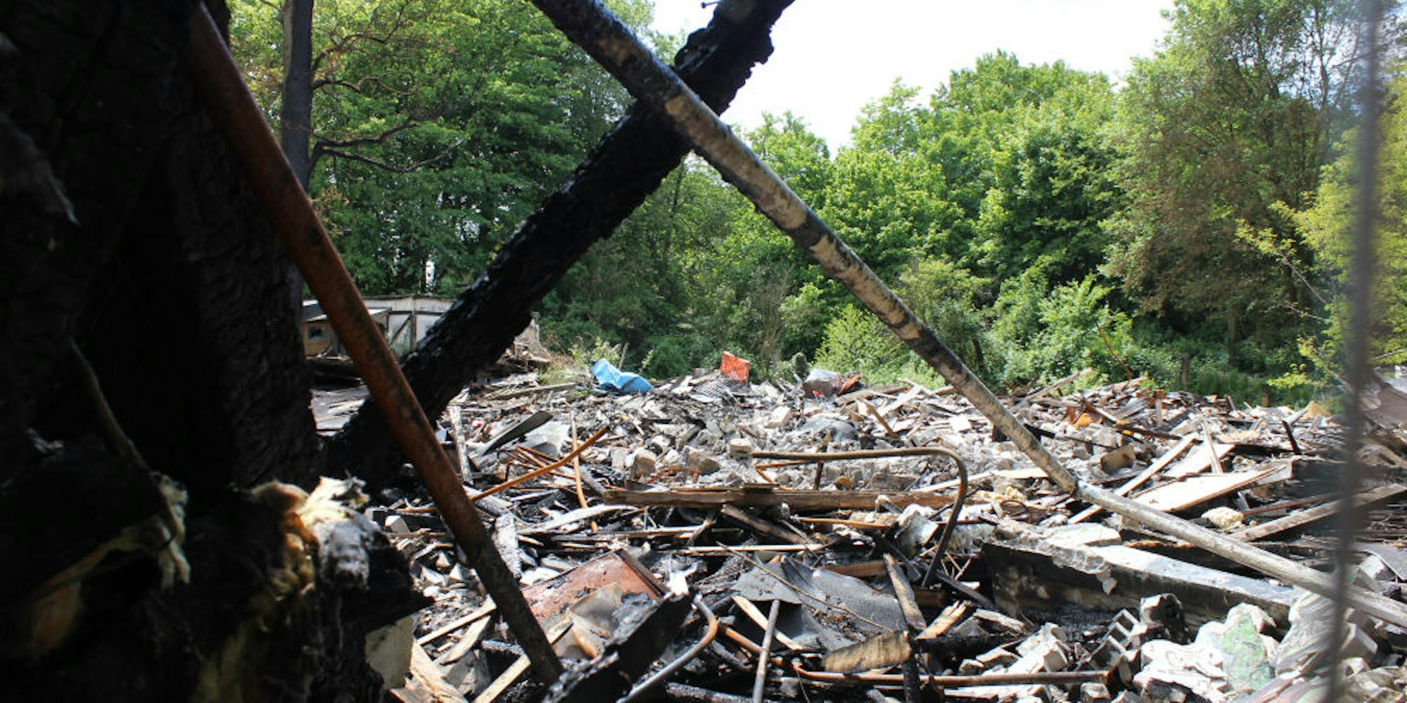 Von der ehemaligen Waldschänke samt Ponyhof blieb nach dem Brand im April nicht mehr viel übrig.
