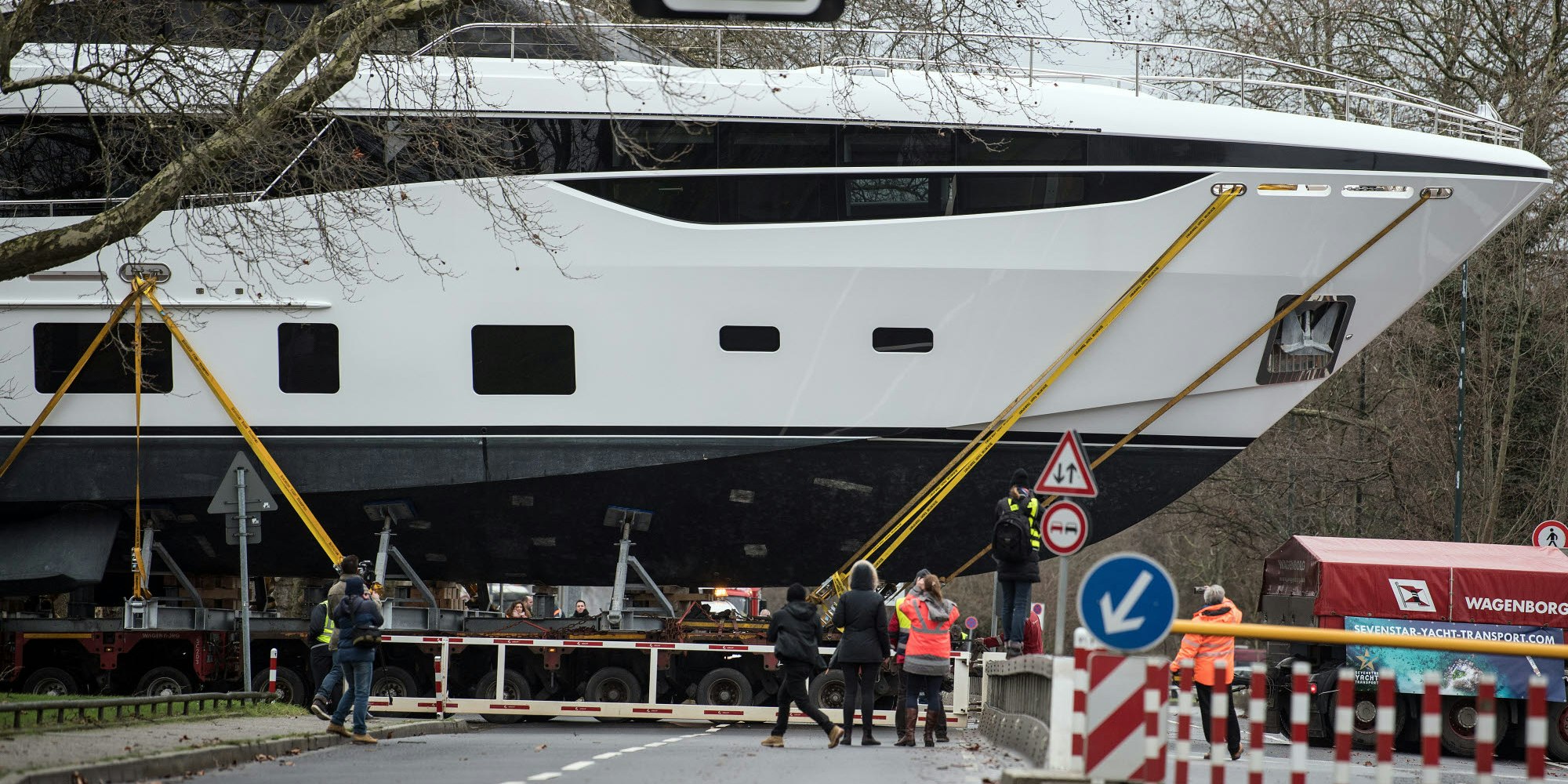 Die 170 Tonnen schwere und 35 Meter lange Luxus-Yacht Princess 35M wird auf dem Lkw vom Rheinufer in die Messehalle gefahren.