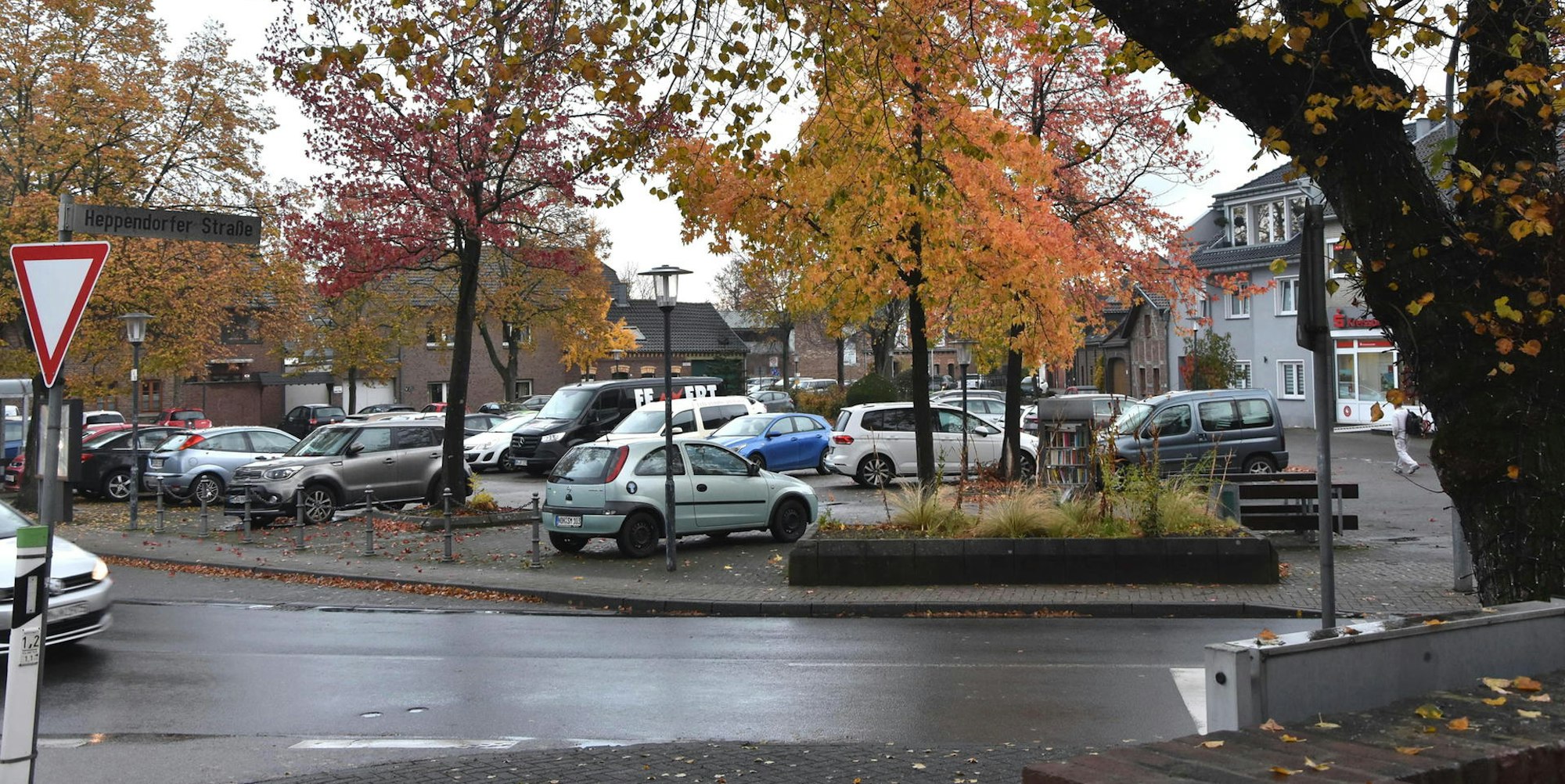 Der Dorfplatz wird weiterhin vollständig als Parkplatz genutzt.