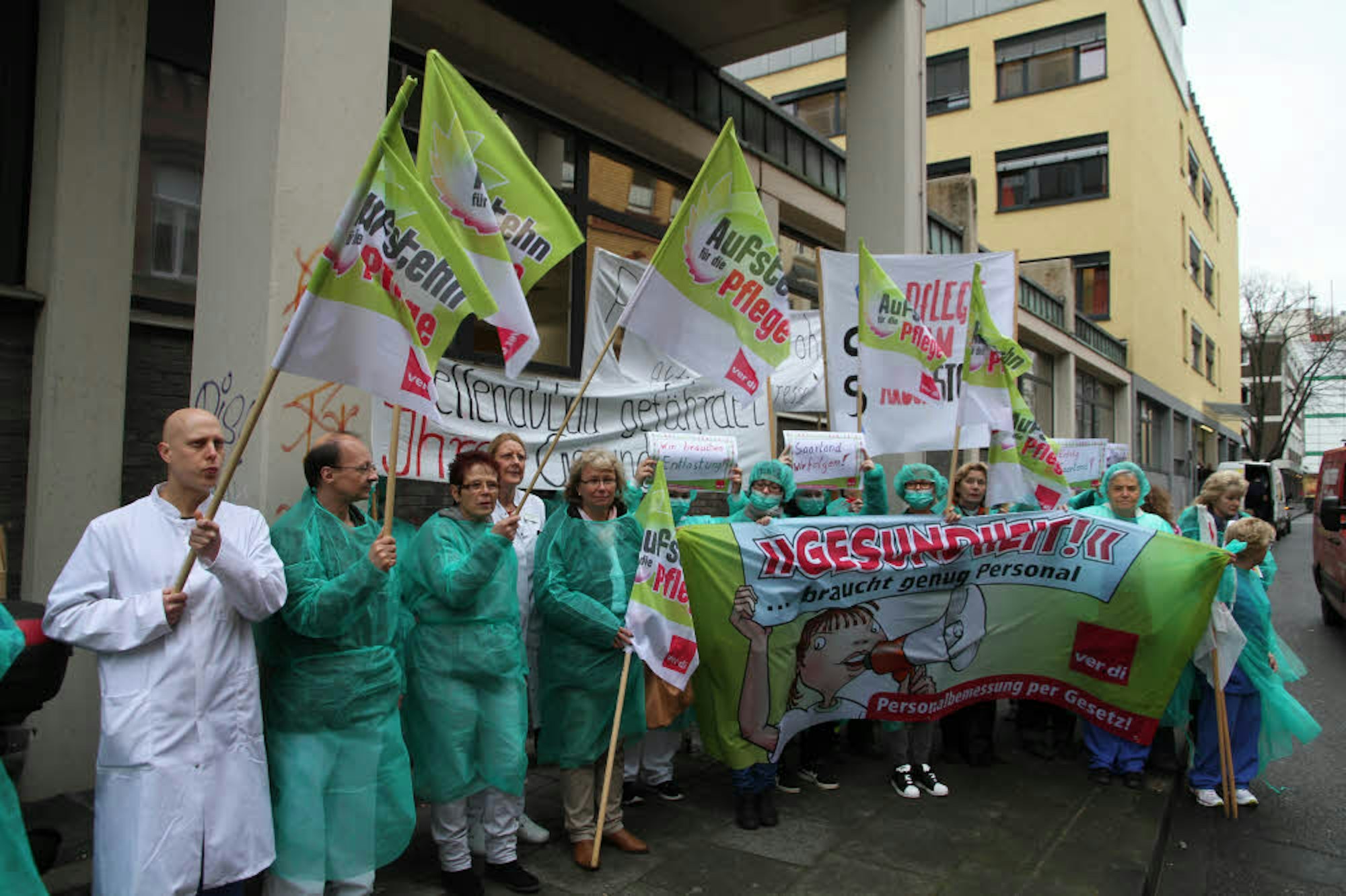 Im Februar 2017 demonstrierten Klinikbeschäftigte in Siegburg für mehr Personal, um Patienten angemessen versorgen zu können.