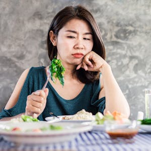 Symbolbild Frau schmeckt Essen nicht
